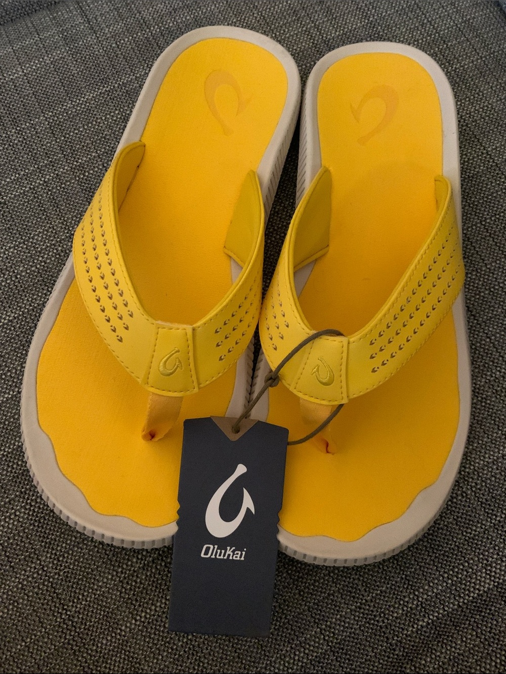 OluKai Men’s Sz 12 NWT Yellow Hibiscus Ulele Water-Ready Beach Sandals
